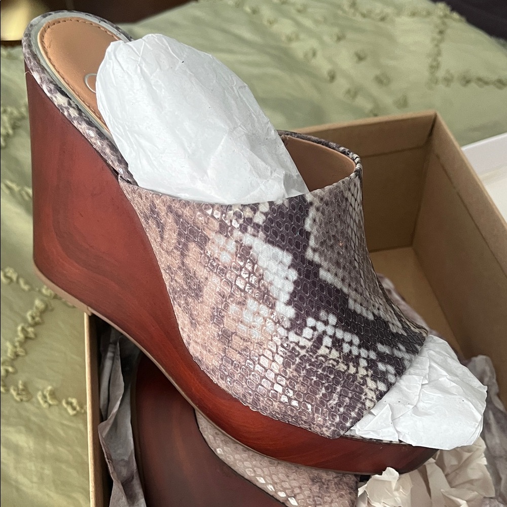Jessica Simpson Shantelle Heels in Taupe Combo